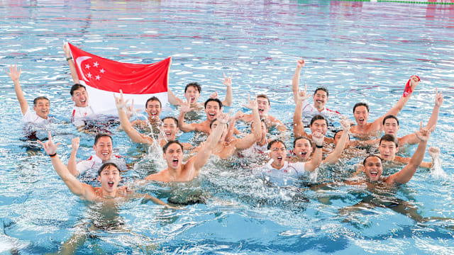 每体：拉菲尼亚没有经纪人也无意离开巴萨，他决心履行完合同（每体：拉菲尼亚无经纪人且无离队打算，坚决履行与巴萨合同至期）