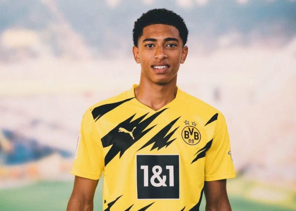 香港球迷：哲凯赖什登场令人激动！（香港球迷：哲凯赖什出场瞬间点燃全场）