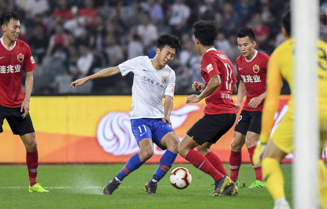 曼城斯特林关键进球锁定三分（斯特林致胜破门助曼城全取三分）