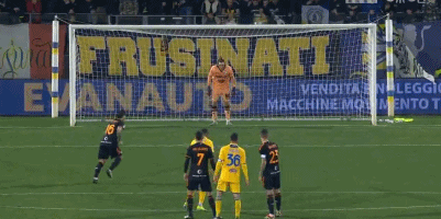 前锋关键时刻进球锁定胜利（前锋关键一击定胜局）