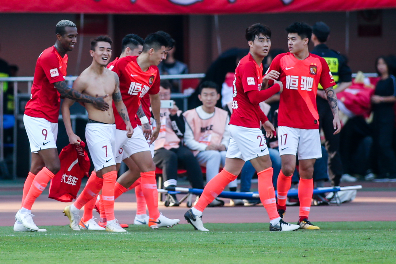 跟队：乌尔赖希预计赛季结束后退役，将留在拜仁俱乐部任职（队记：乌尔赖希或于赛季末挂靴，未来将留在拜仁任职）