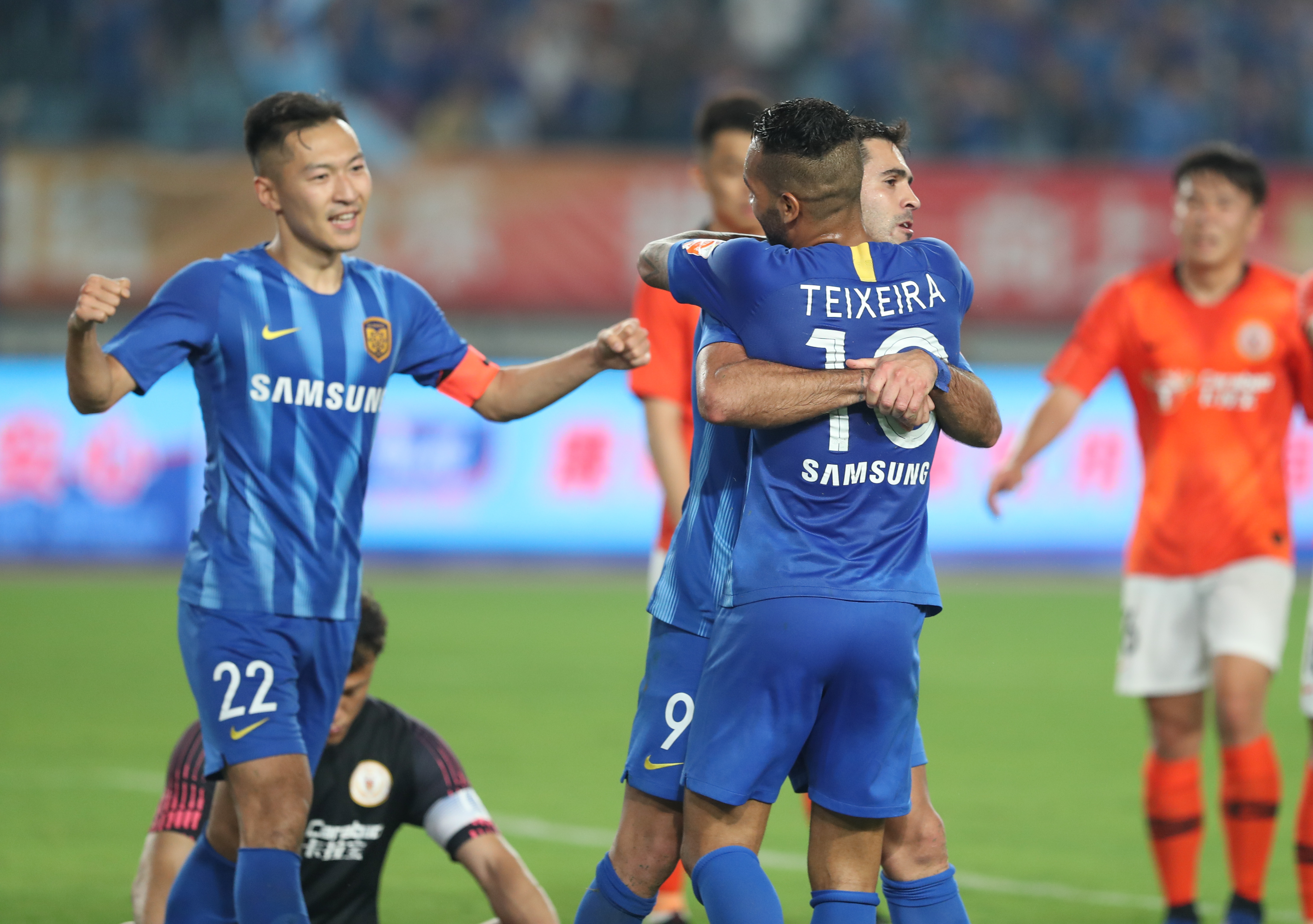 骑士加时险胜对手（骑士加时艰难击败对手）