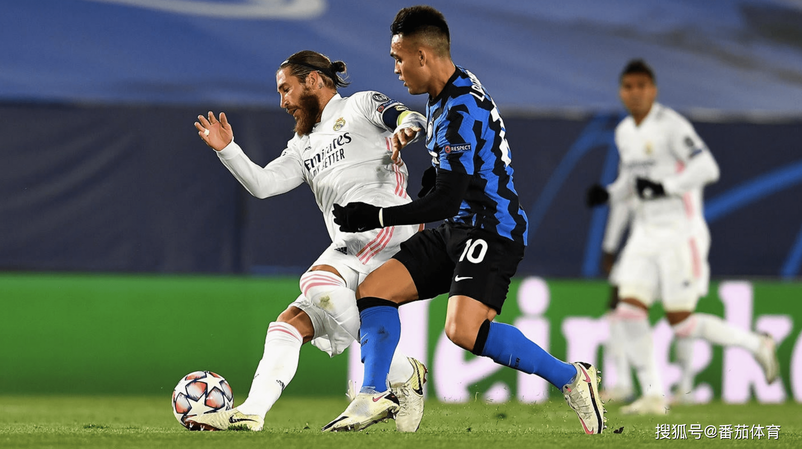 看不到梅西！印度球迷怒了：拆掉广告牌 狂扔水瓶 现场骚乱（看不到梅西引爆印度球迷不满：拆广告牌、掷水瓶，现场失控）